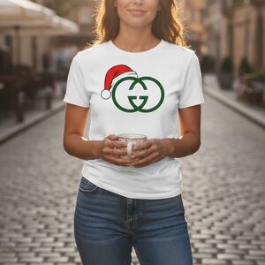 Boujee Christmas Tee – Luxury-Inspired Santa Hat Shirt Women’s Holiday Outfit